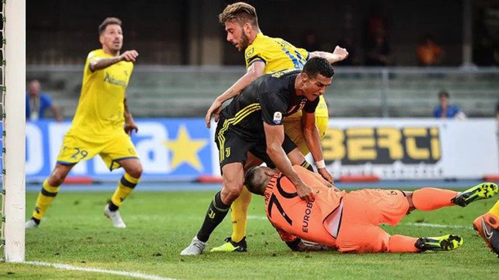 Así quedó el portero del Chievo tras choque con Cristiano Ronaldo