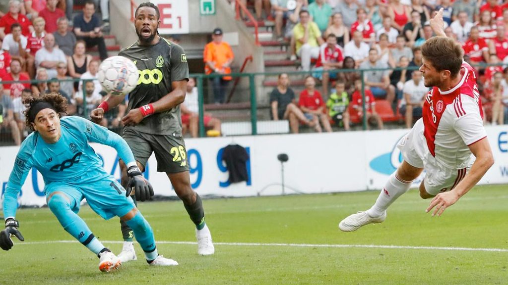 Guillermo Ochoa se equivoca con el Standard Lieja y regala gol