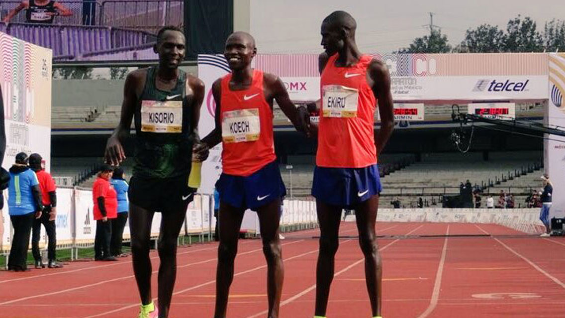 Keniata Titus Ekiru establece récord en Maratón de CDMX