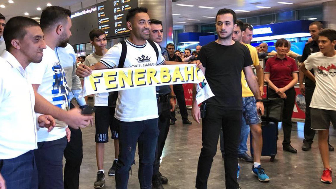 Marco Fabián ya posa con bufanda del Fenerbahçe
