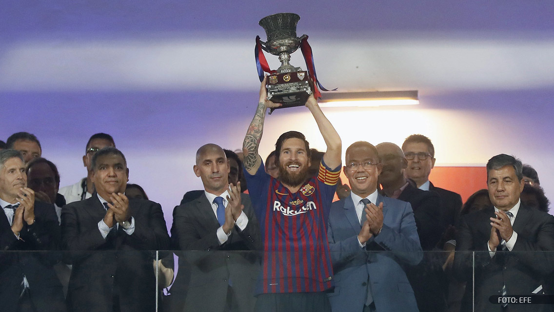 Messi festeja su primer título como capitán del Barcelona