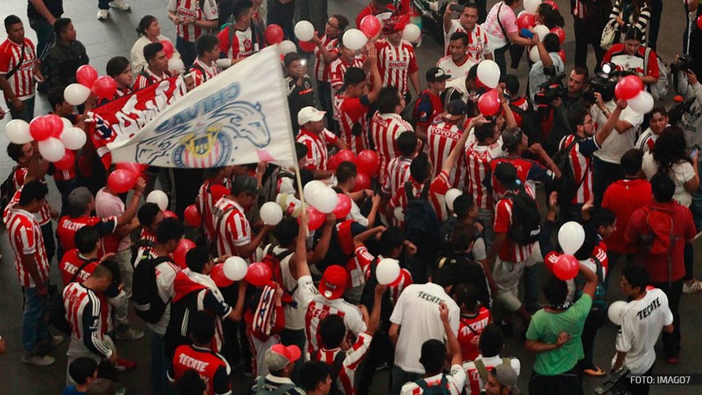 La barra de Chivas agredió a representantes de los medios de comunicación.