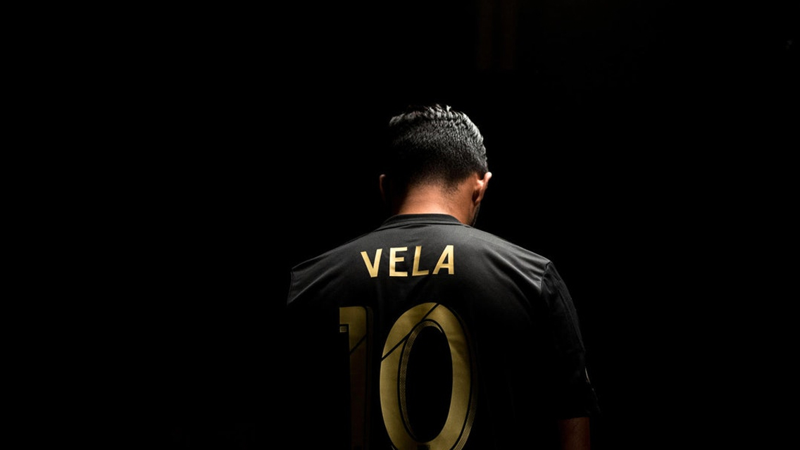 Carlos Vela pelea por ser portada de FIFA 19