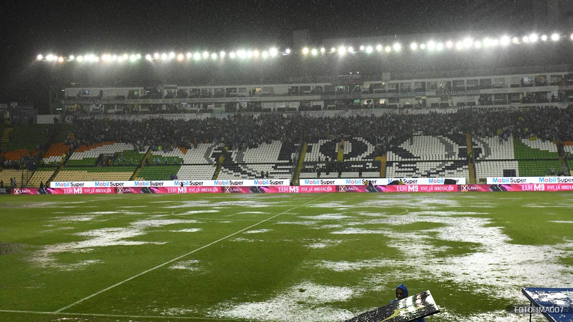 El encuentro entre León y Lobos fue suspendido por varios minutos debido a las condiciones de la cancha.