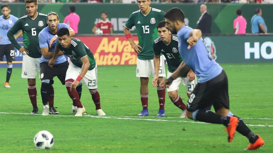 Luis Suárez y su burla a Guillermo Ochoa