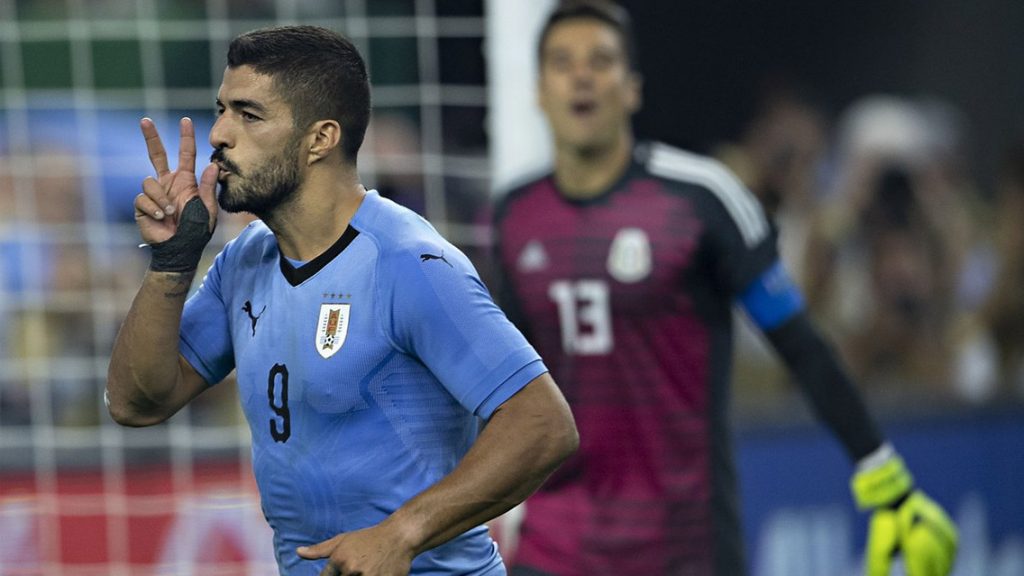 Uruguay golea a México con show de Luis Suárez