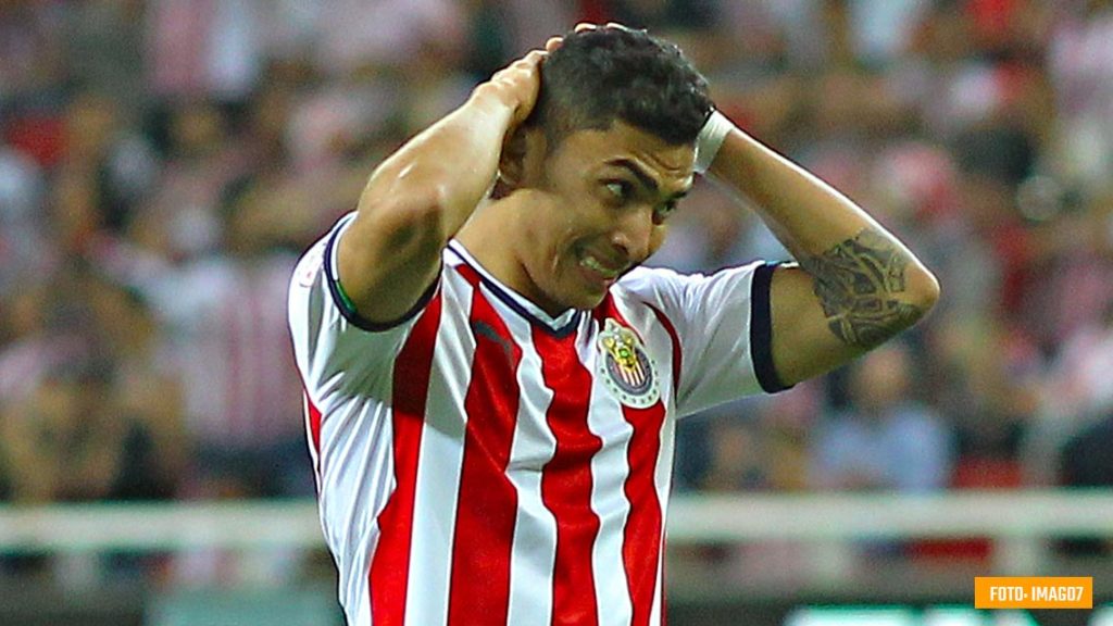 Orbelin pineda se podría perder el Clásico Nacional.