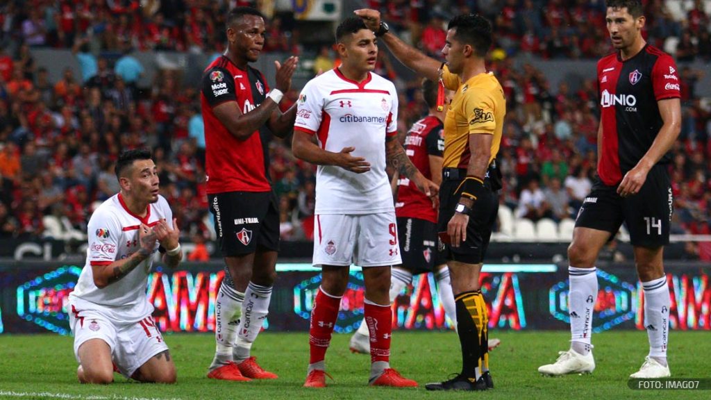 Rubens Sambueza explota contra el árbitraje tras expulsión