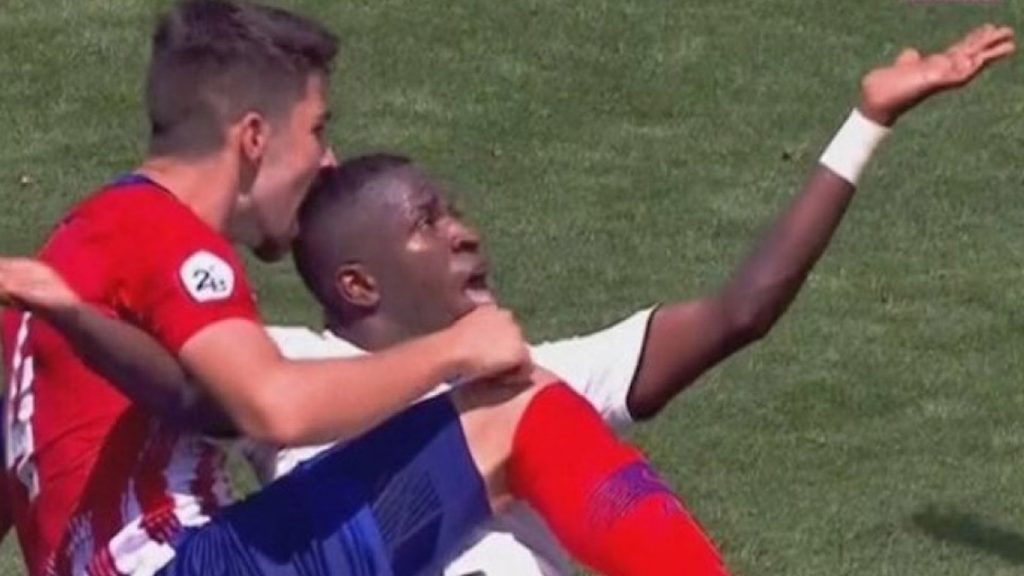 Le muerden la cabeza a Vinicius Jr durante partido