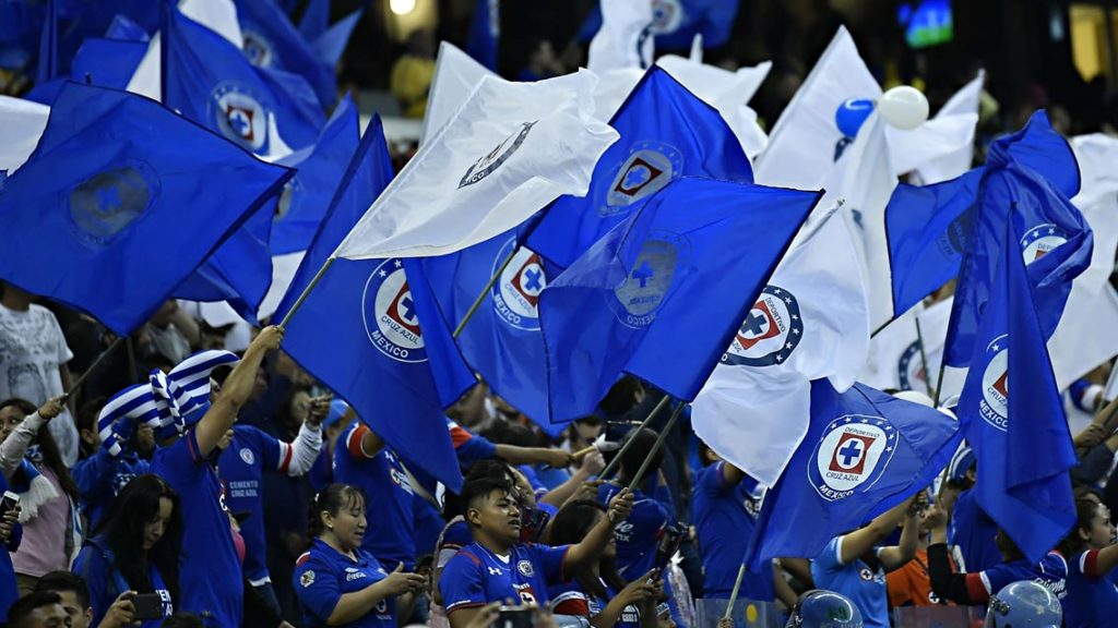 Aficionados de Cruz Azul propian golpiza a fan del América