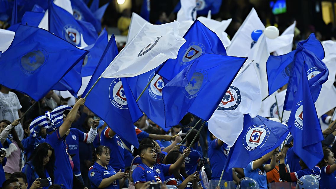 Aficionados de Cruz Azul propinan golpiza a fan del América