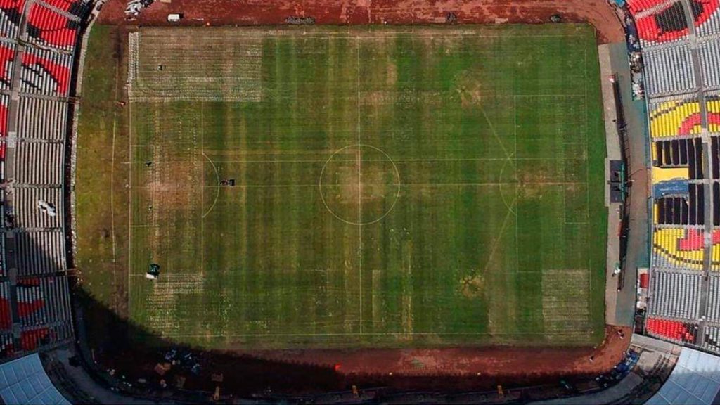 Luce en malas condiciones la cancha del Estadio Azteca.