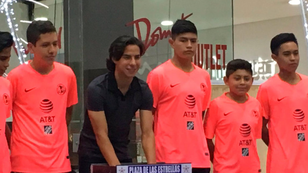 Diego Lainez plasmó sus huellas en Plaza de las Estrellas.