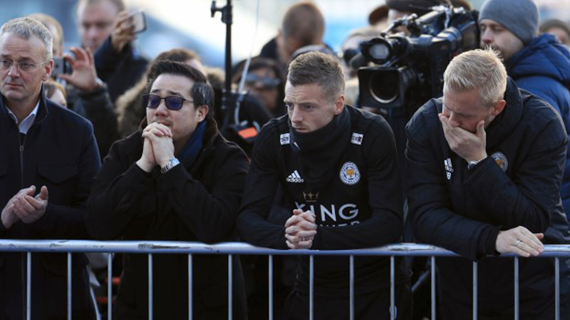 Jugadores del Leicester City rinden homenaje a presidente