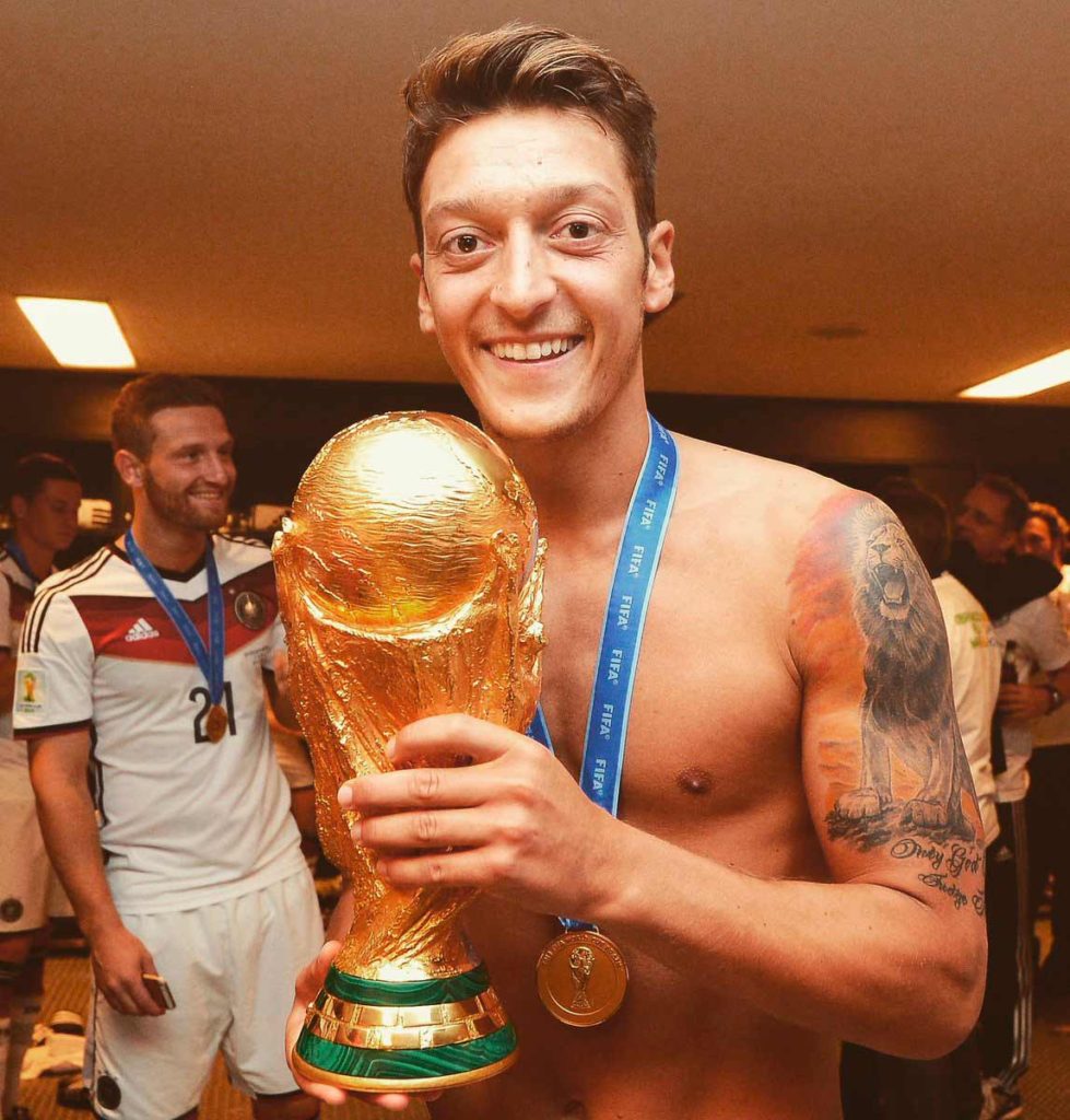 Mesut Ozil con Almenia