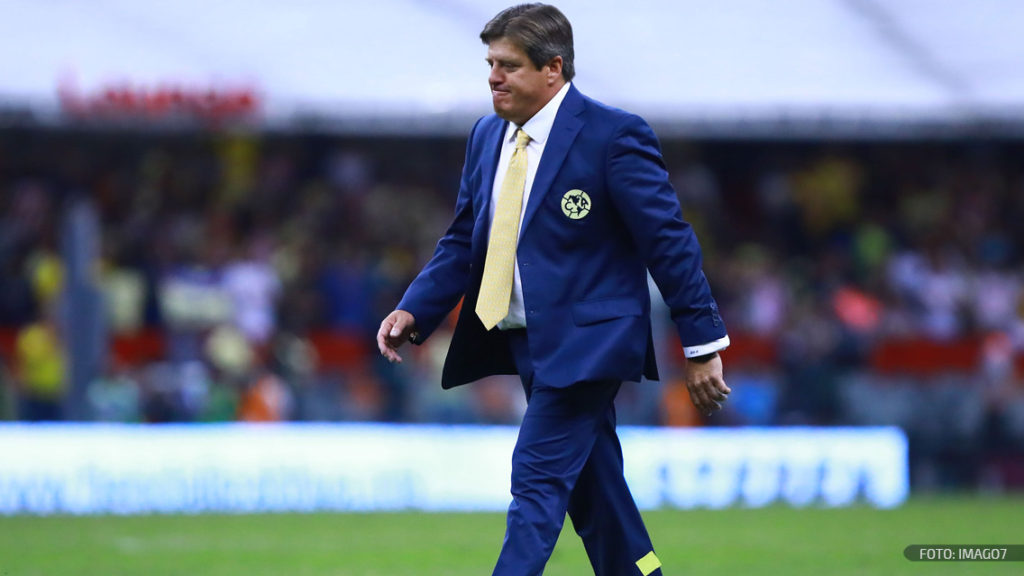 Miguel Herrera se marcha de la cancha del Estadio Azteca.