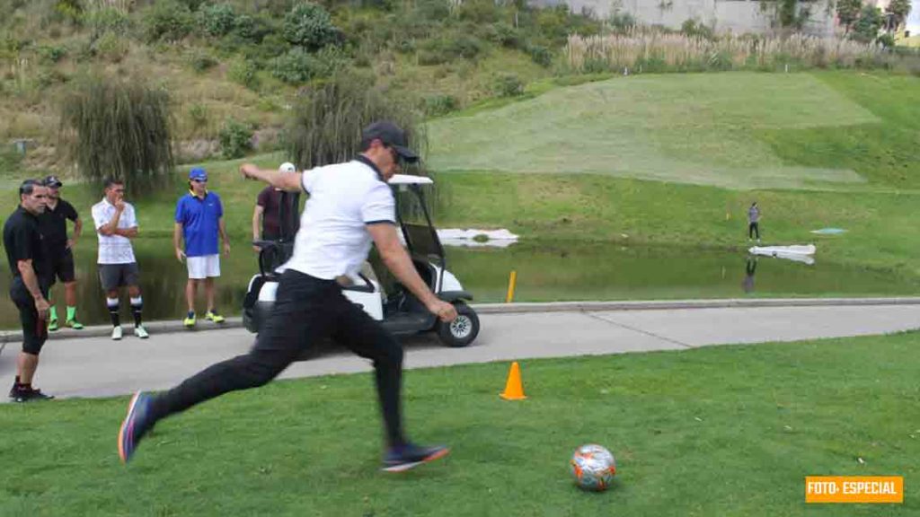 Moisés Muñoz juega footgolf