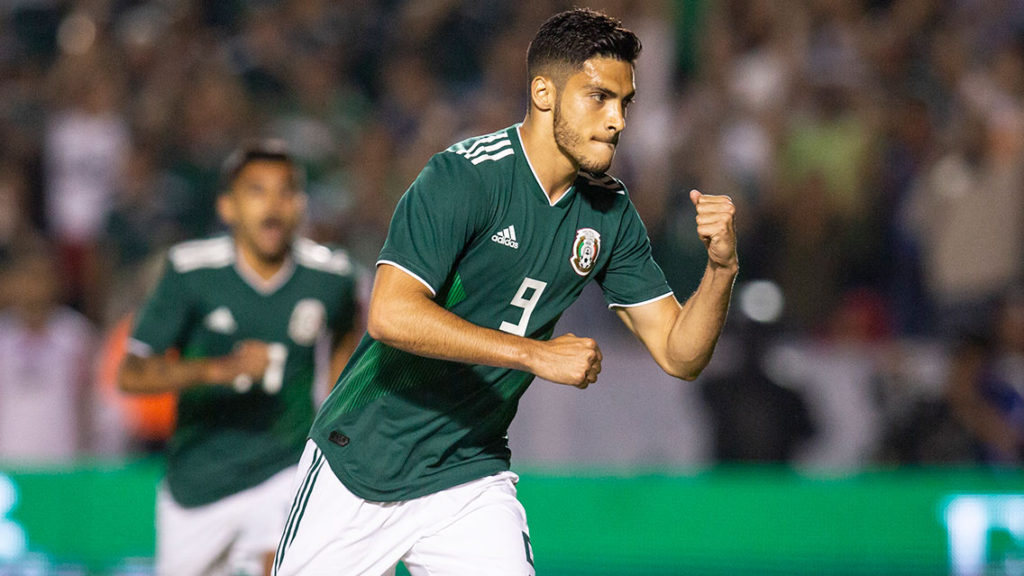 Raúl Jiménez con Selección Mexicana.