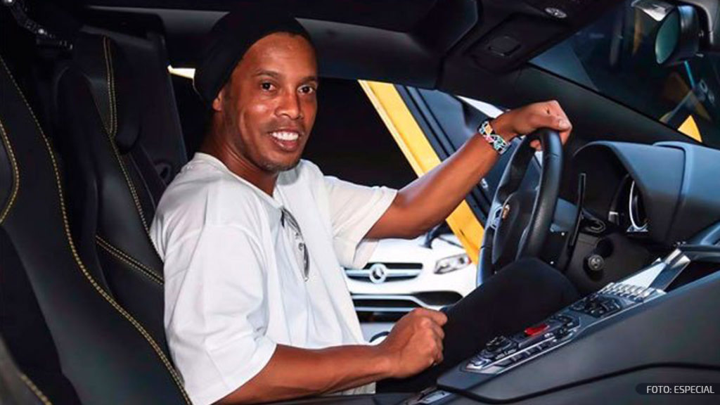 Ronaldinho se vuelve conductor de Uber en Brasil