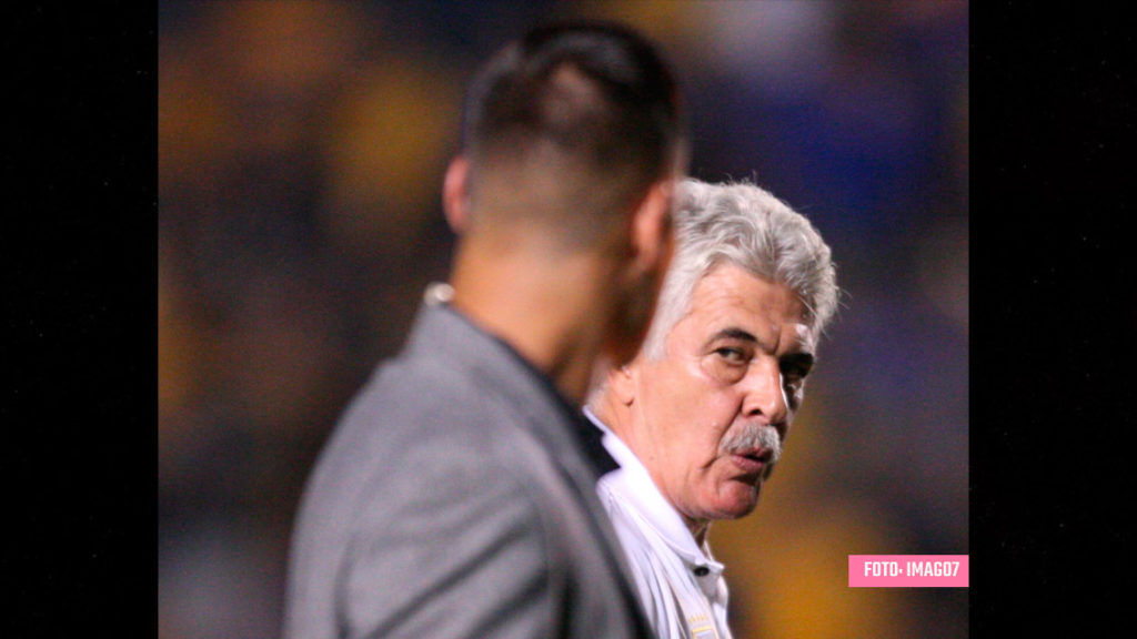 Tuca Ferretti se encara con auxiliar de América.