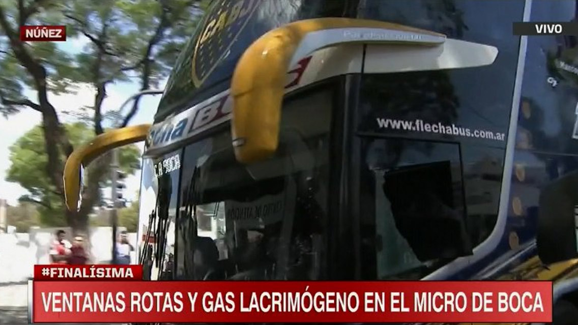 Revientan camión de Boca Juniors a su llegada