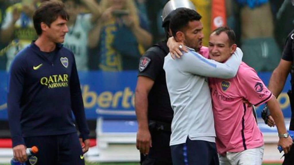 Notable gesto de Carlos Tévez con un fan