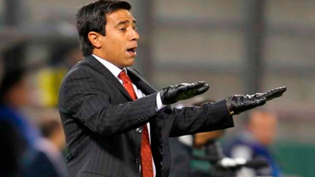 Ex entrenador de Xolos, patea a un aficionado
