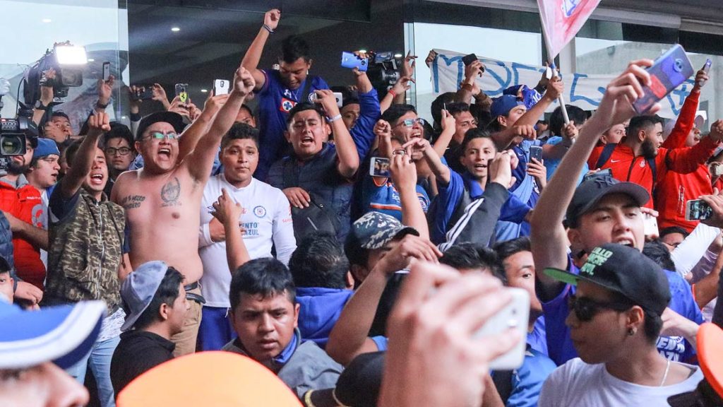 Así recibieron cientos de aficionados a Cruz Azul