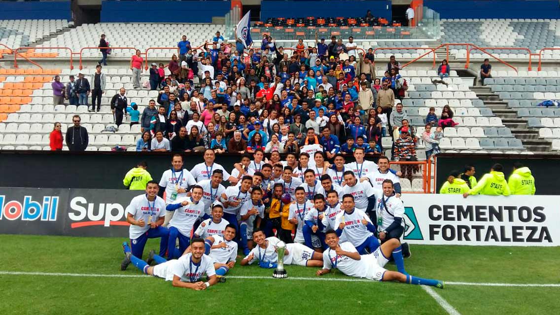 Leyenda americanista hace campeón a Cruz Azul