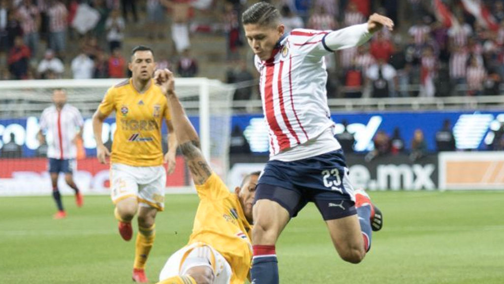 Jugador de Chivas intenta 'Cuauhteminha' y termina humillado