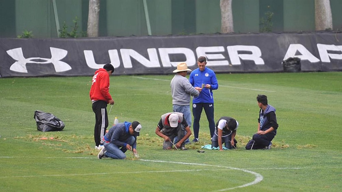 Cruz Azul, estafado con pasto híbrido en La Noria