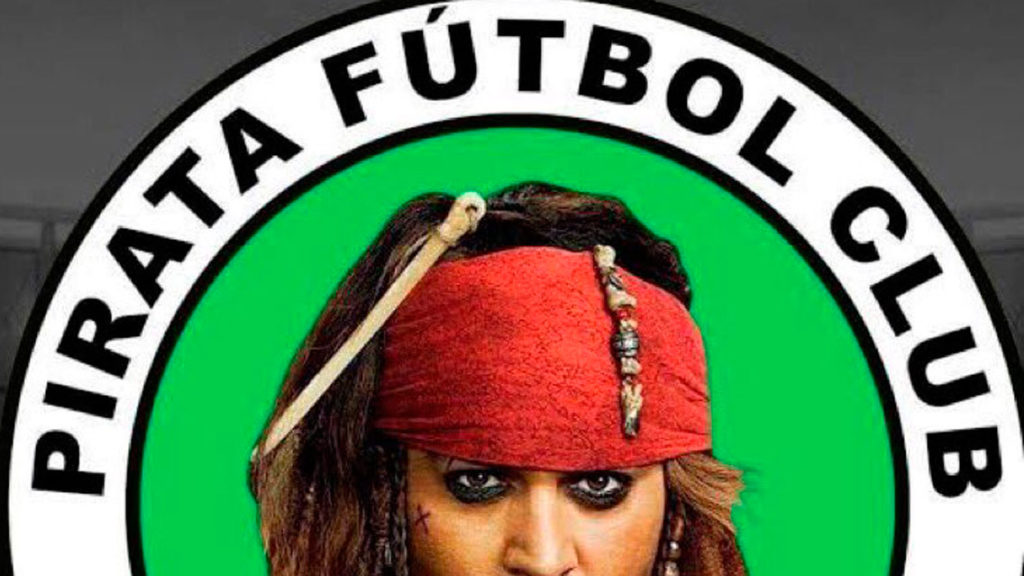 Playeras de El Pirata FC con rostro de Jack Sparrow