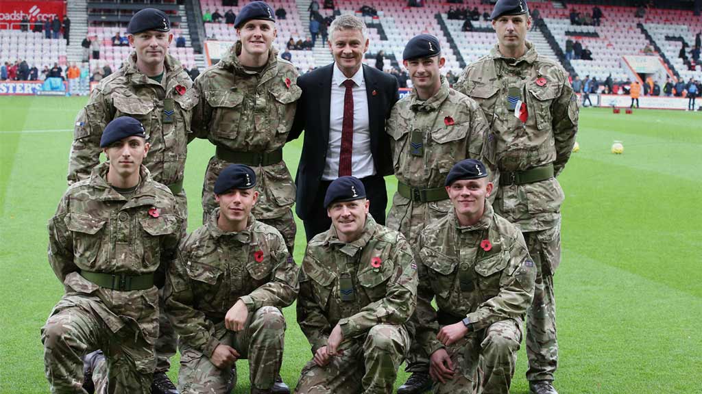 Ole Gunnar Solskjær, estratega del Manchester United, con algunos soldados en el Remembrance Day