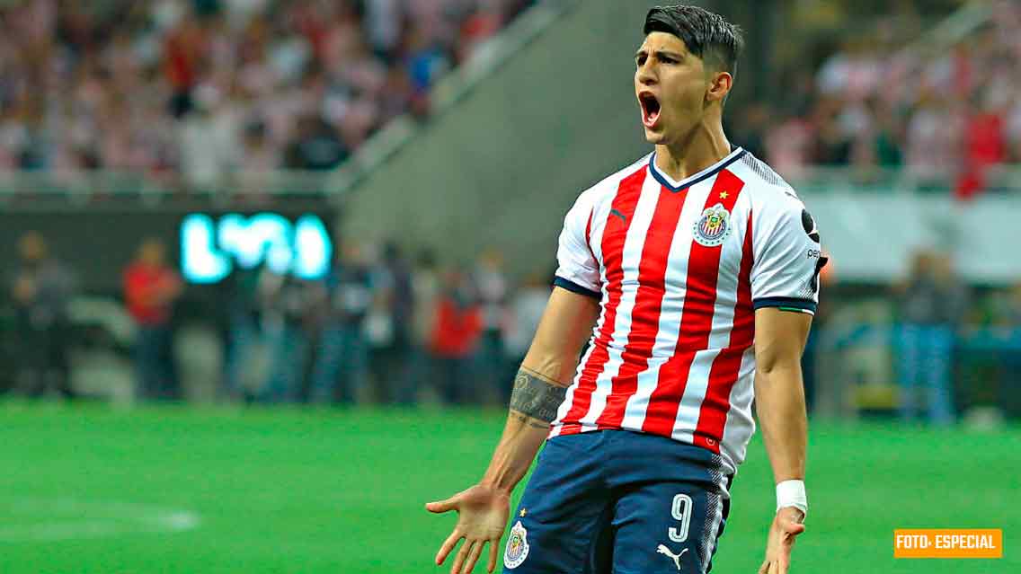 Alan Pulido se queda en Chivas