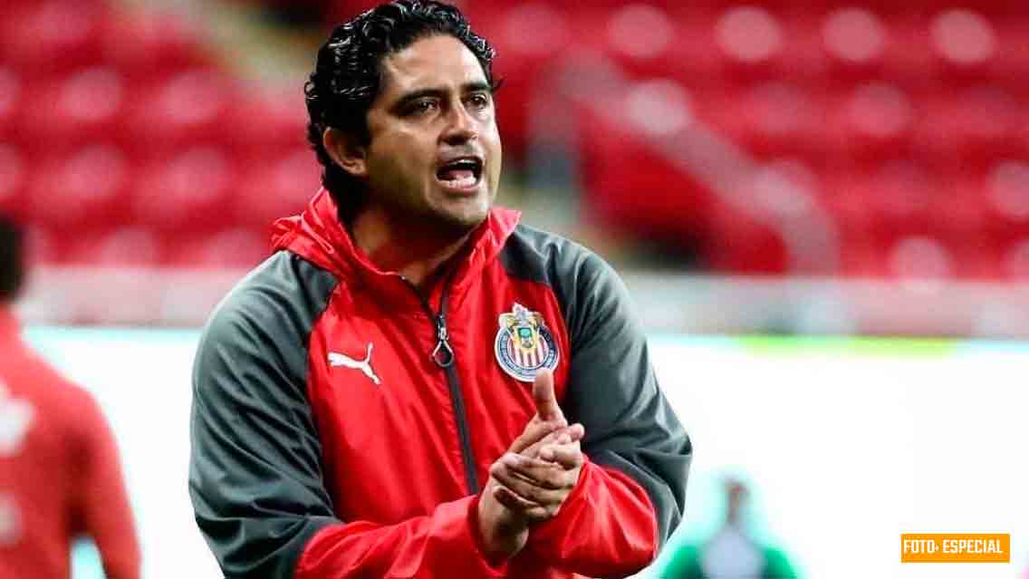 Fernando Camacho deja de ser técnico de Chivas Femenil