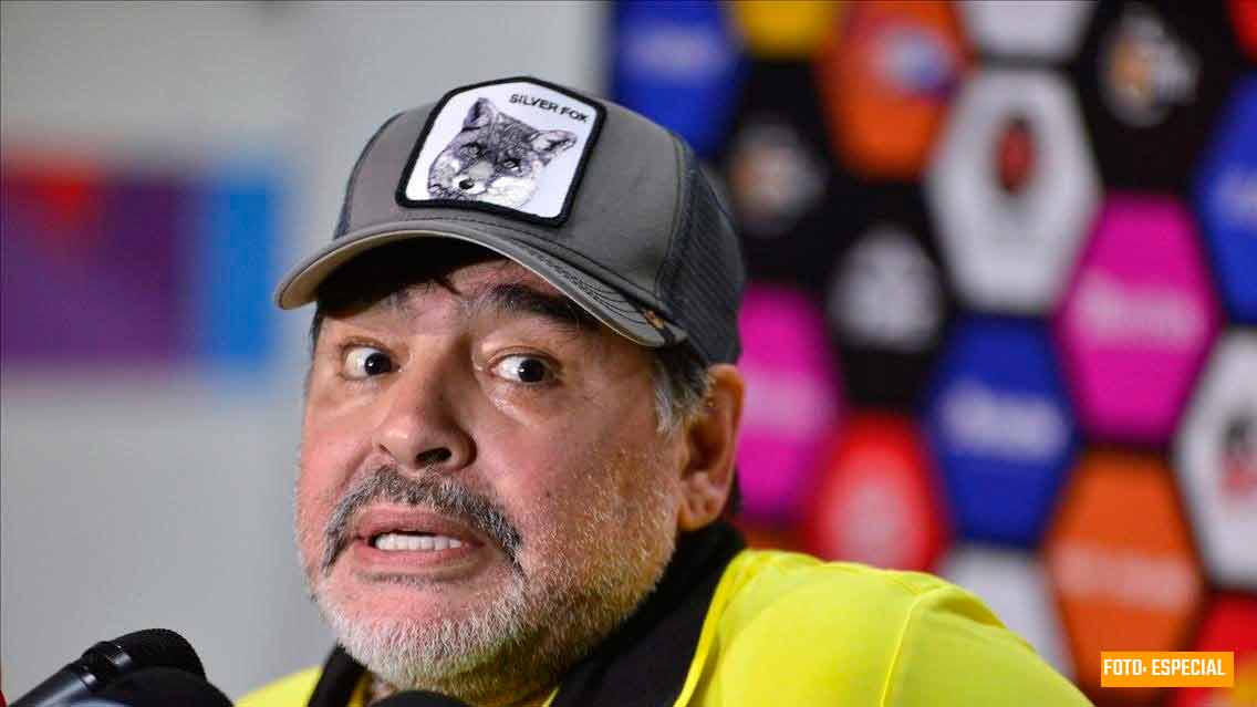 Maradona respondió con golpes gritos de aficionados