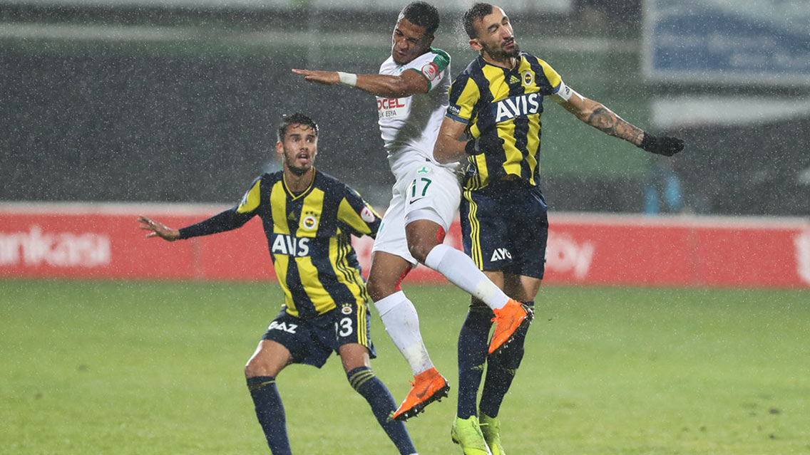 Diego Reyes anota su primer gol con Fenerbahce