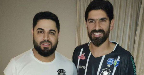 Sebastián Abreu viste su camiseta número 28