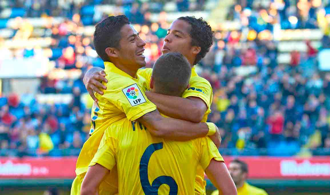 Javier Aquino y Giovani Dos Santos