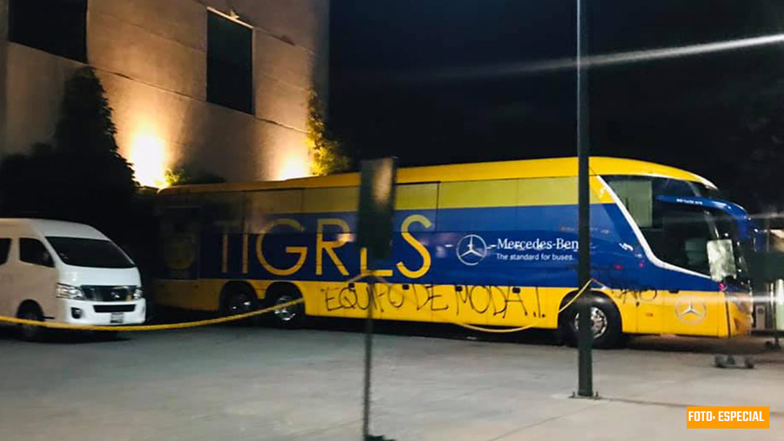 Aficionados de Toluca rayan autobús de Tigres