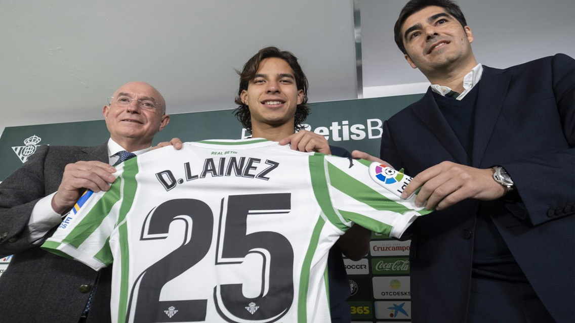 Real Betis le cambia el dorsal a Diego Lainez