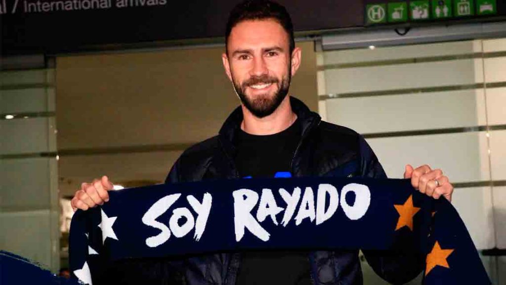 Layún pide a afición del América que respeten su decisión