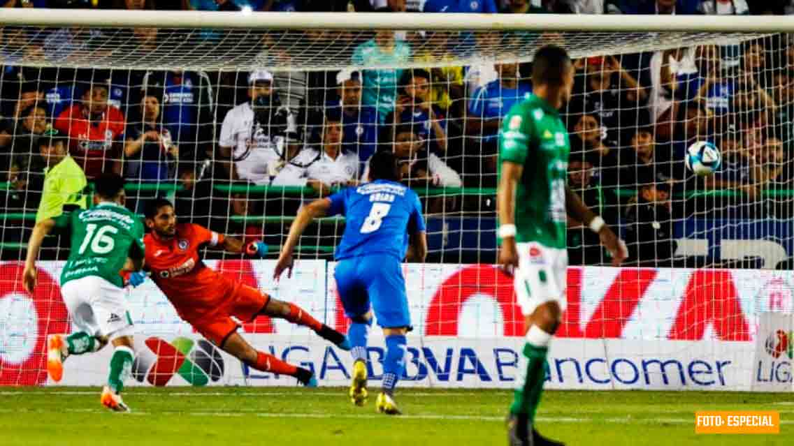León aprovecha ventaja numérica y vence 2-0 a Cruz Azul