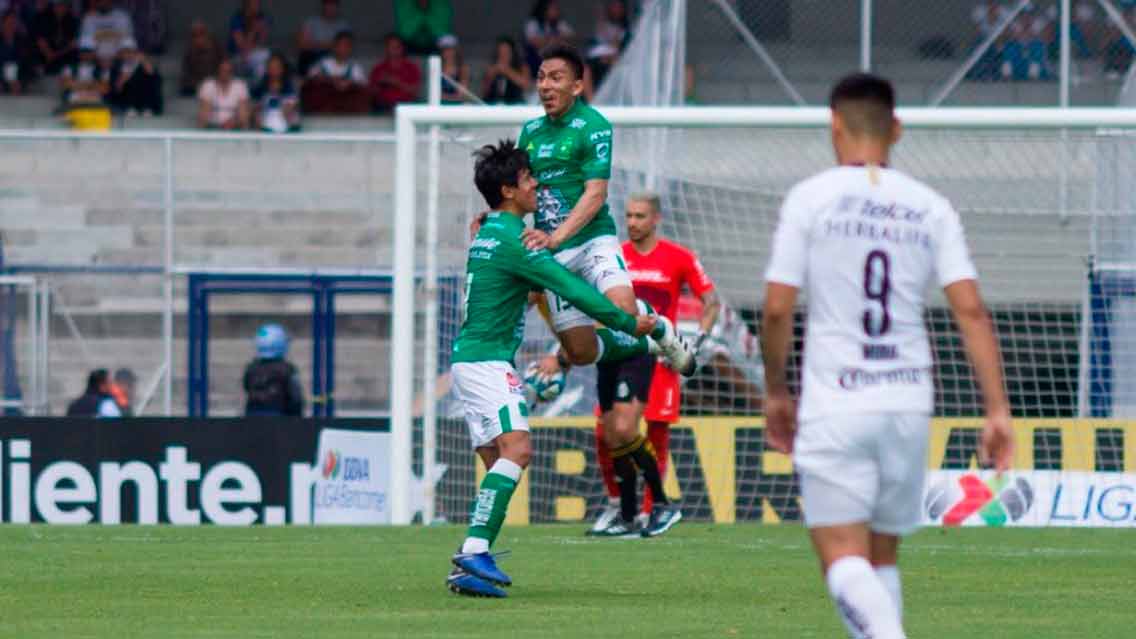 León sufre pero derrota a los Pumas en CU