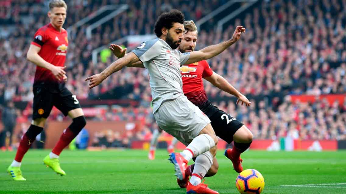 Liverpool no puede contra el United pero recupera el liderato