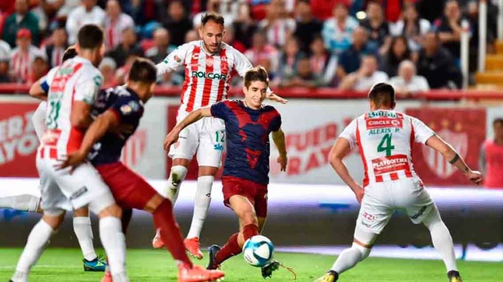 Necaxa y Chivas protagonizan emocionante empate