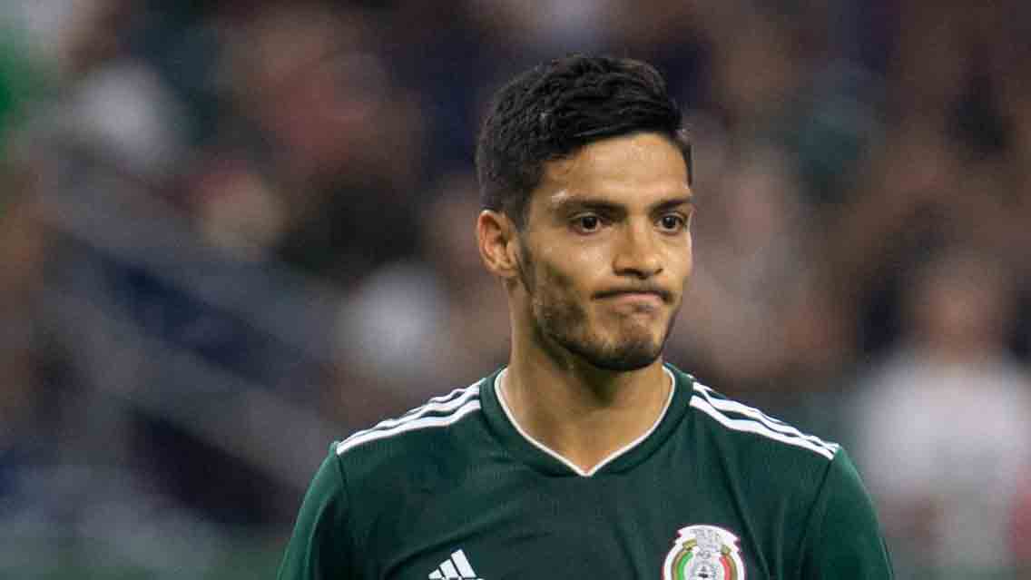 Raúl Jiménez le hace el feo a las Chivas