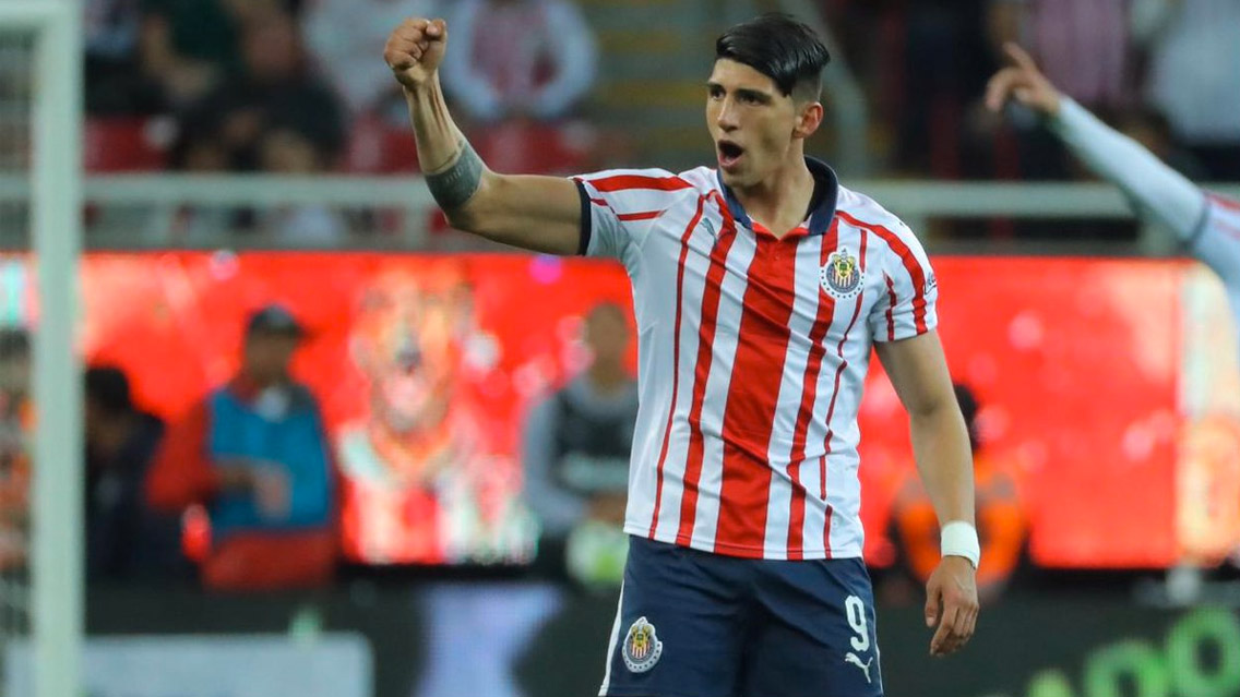 La extraña forma de Alan Pulido para cobrar penal