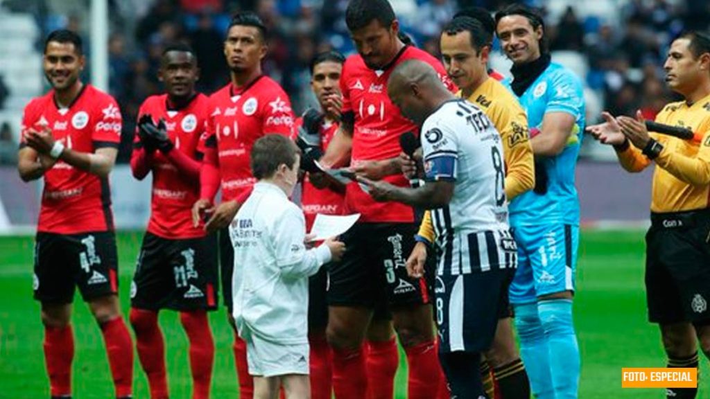 Árbitro se viste de crack en el partido de Rayados