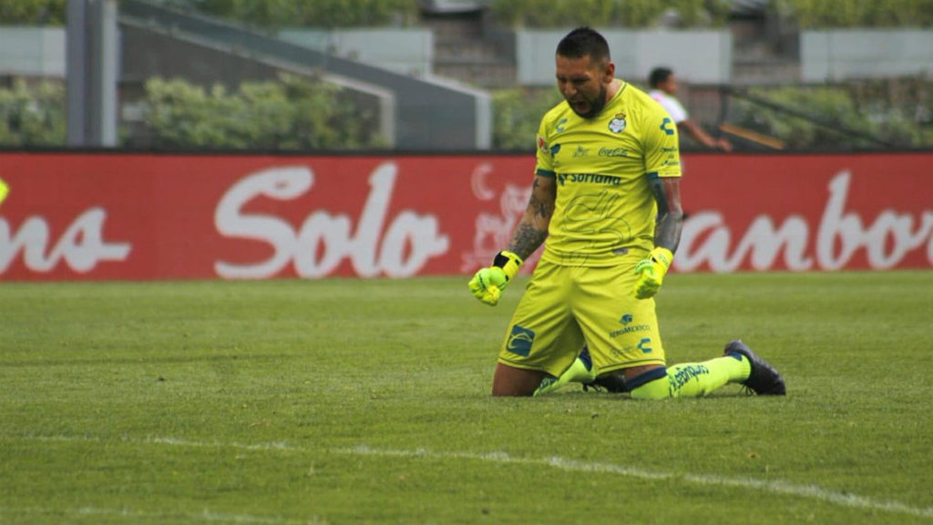 Santos Laguna hunde a Cruz Azul y Caixinha